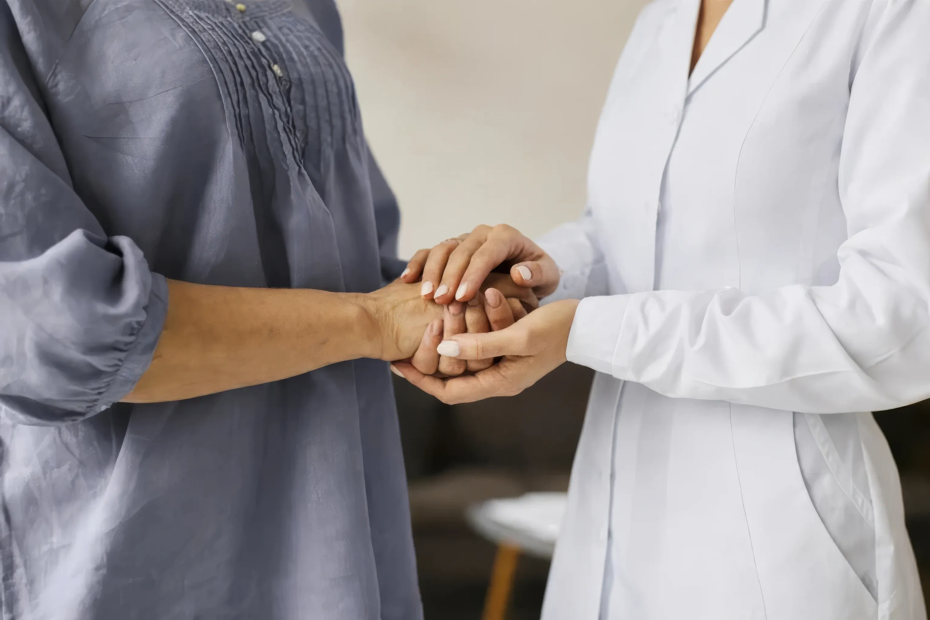 Profesional de salud acompañando a paciente oncológico